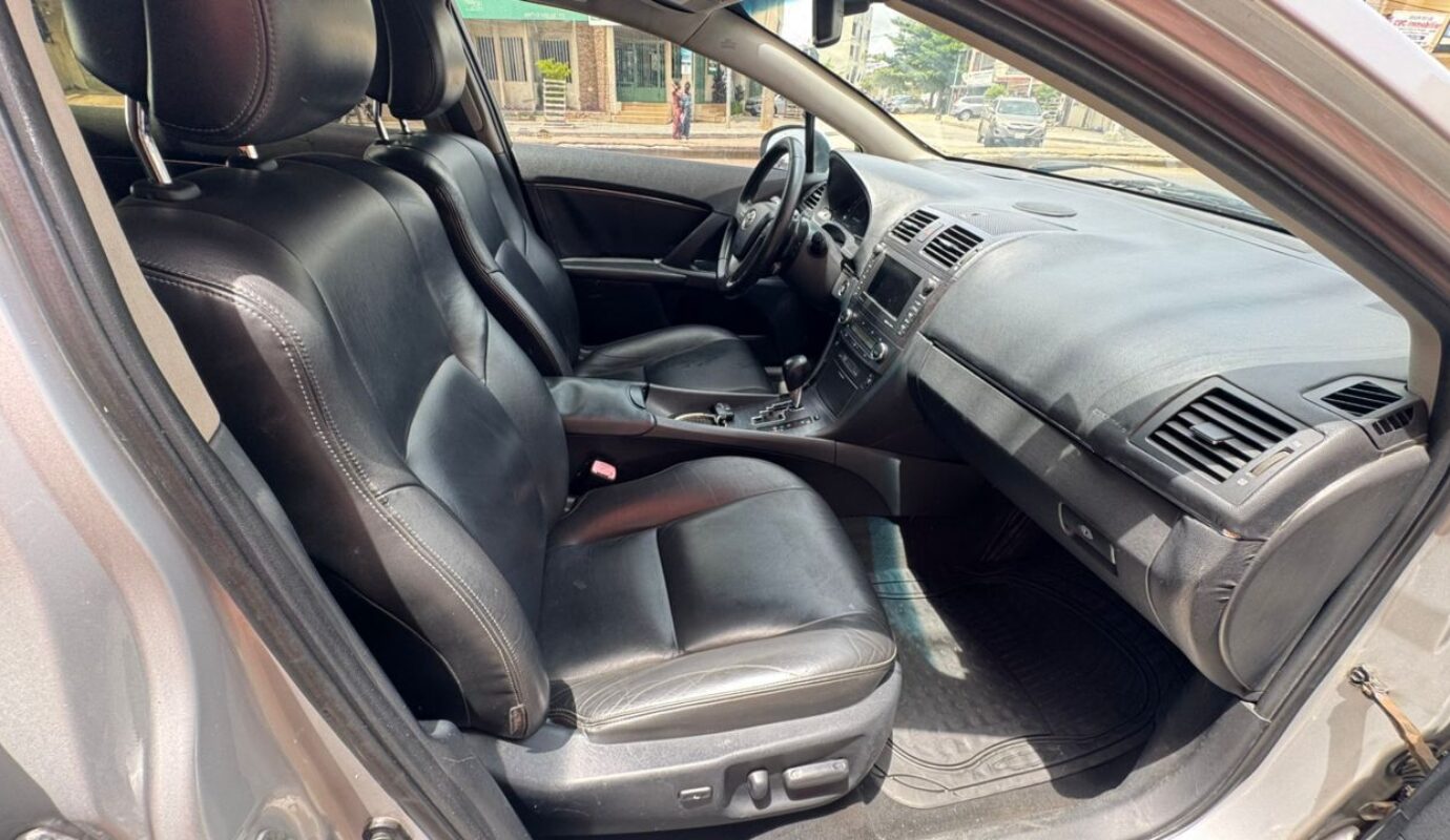 TOYOTA AVENSIS