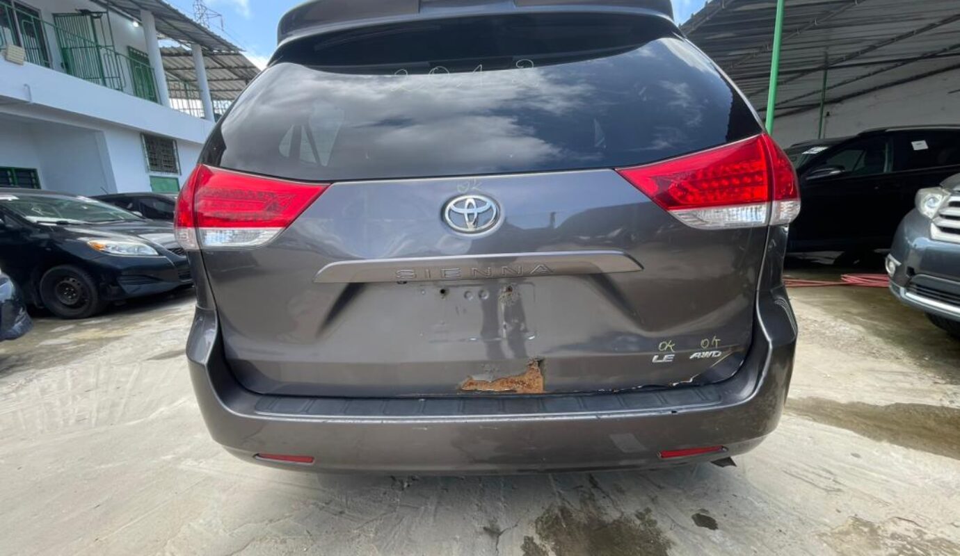TOYOTA SIENNA    Model L.E