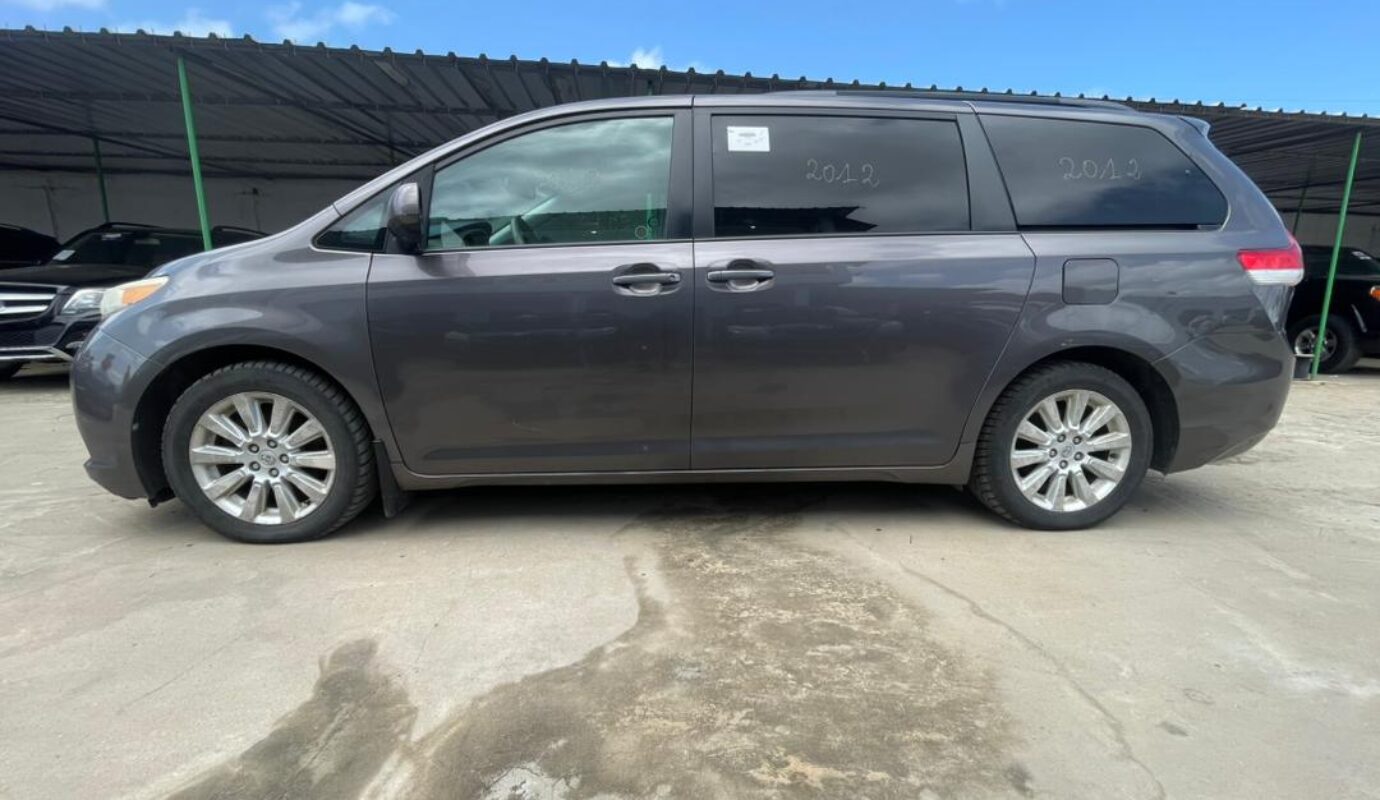 TOYOTA SIENNA    Model L.E