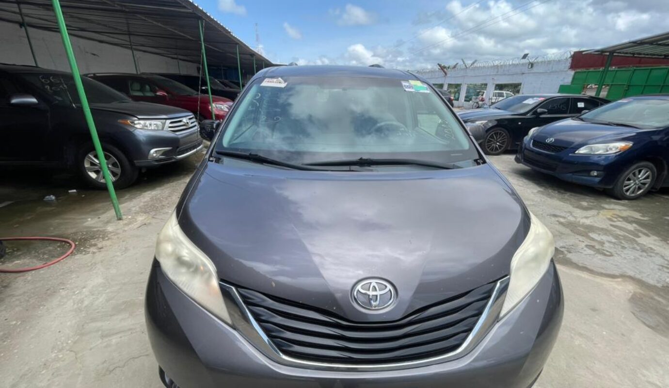 TOYOTA SIENNA    Model L.E