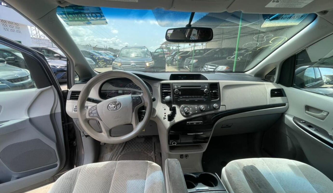 TOYOTA SIENNA    Model L.E