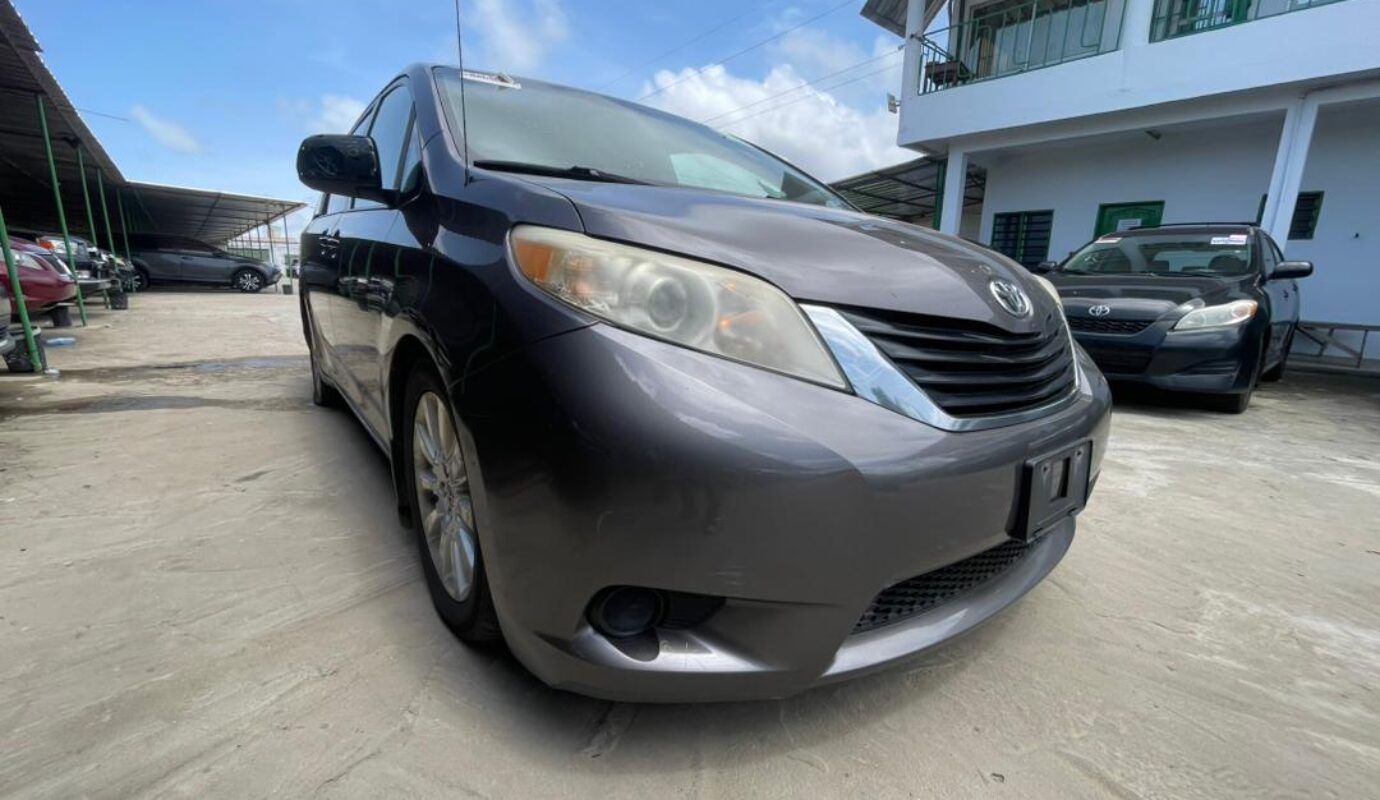 TOYOTA SIENNA    Model L.E