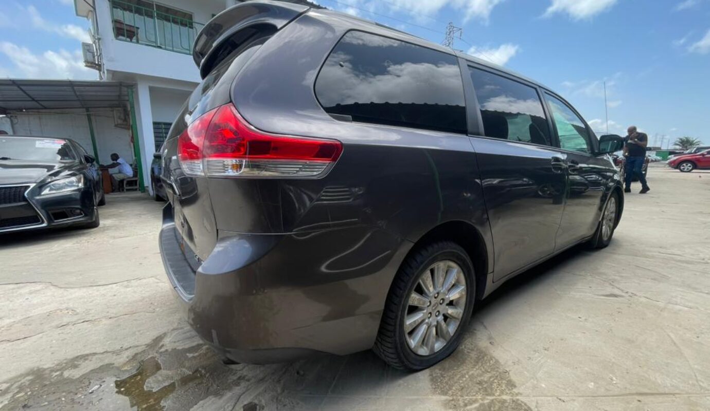 TOYOTA SIENNA    Model L.E