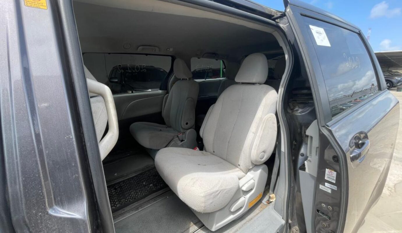 TOYOTA SIENNA    Model L.E