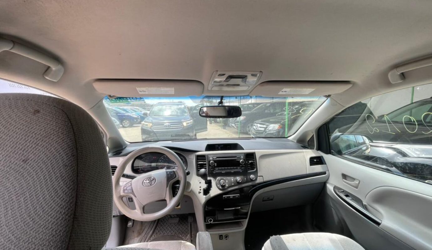 TOYOTA SIENNA    Model L.E