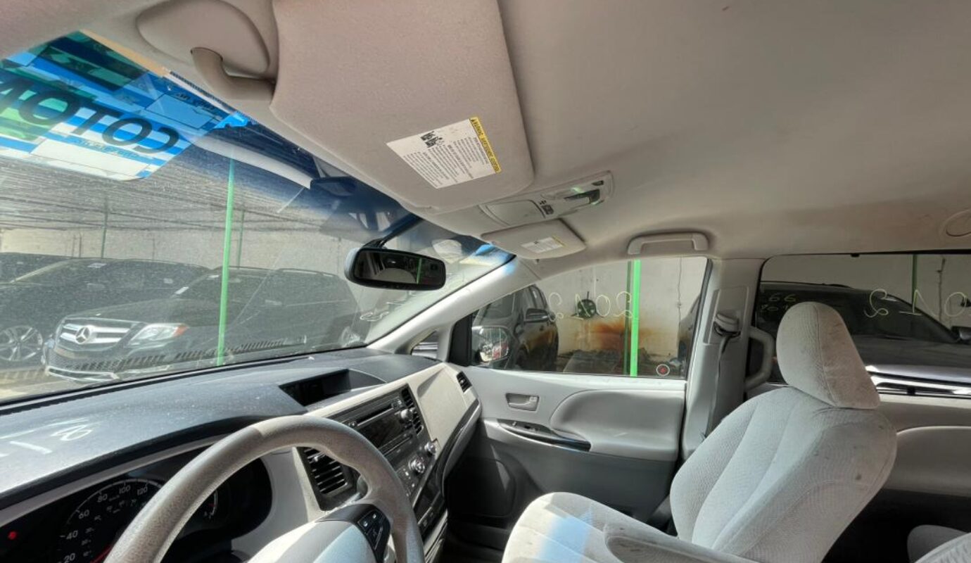 TOYOTA SIENNA    Model L.E