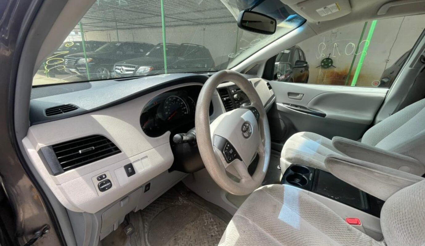 TOYOTA SIENNA    Model L.E