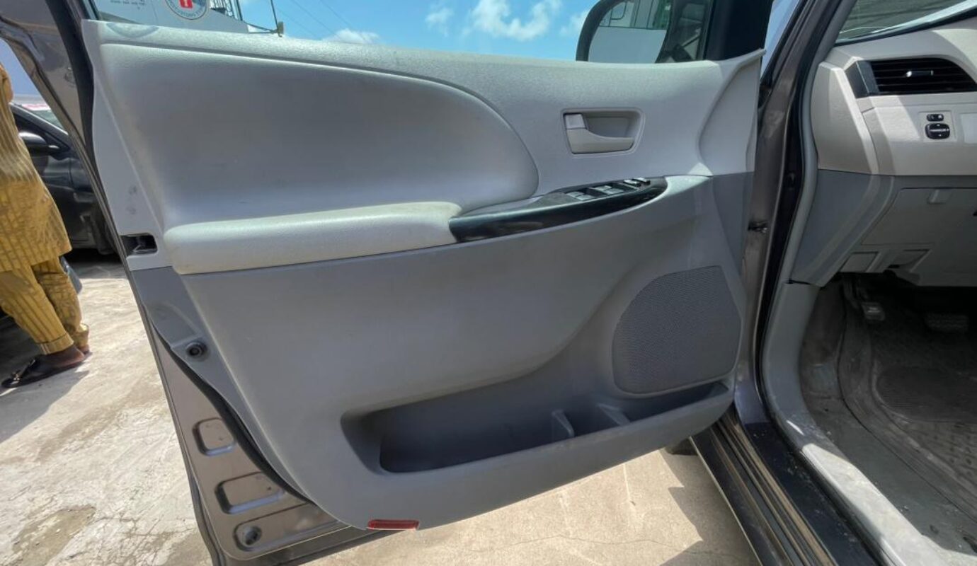 TOYOTA SIENNA    Model L.E