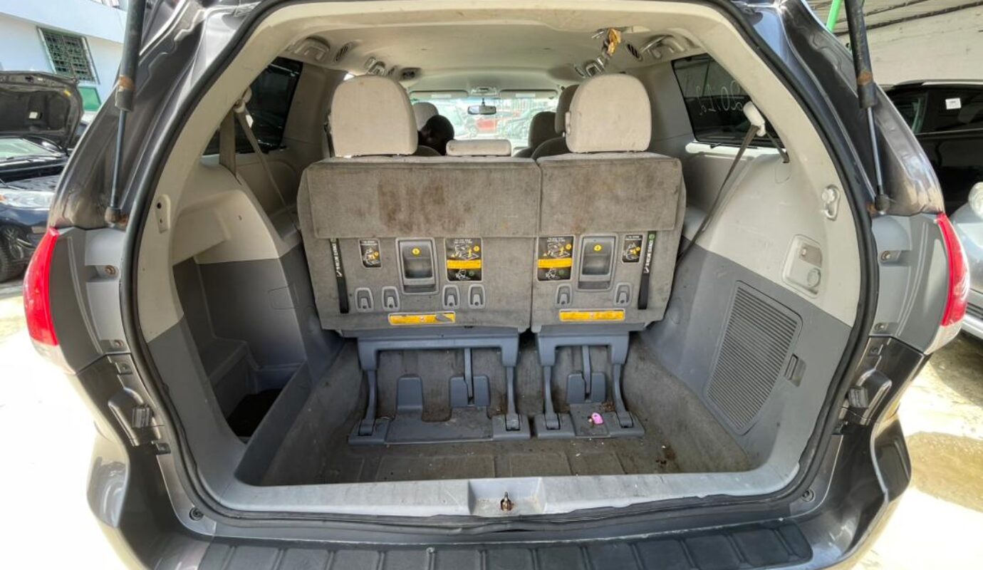 TOYOTA SIENNA    Model L.E