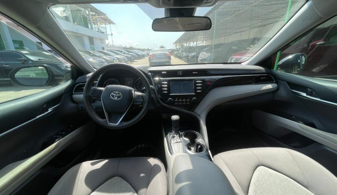 TOYOTA CAMRY L.E   2019