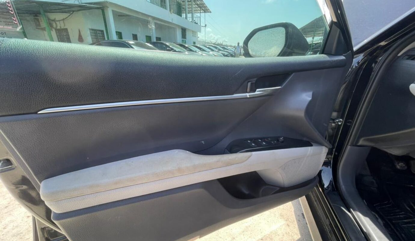 TOYOTA CAMRY L.E   2019