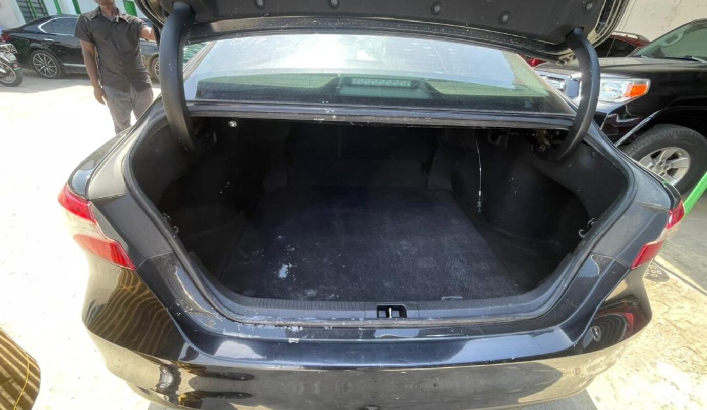 TOYOTA CAMRY L.E   2019